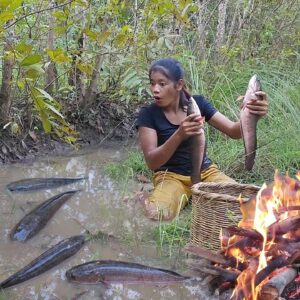 Big fish for food of survival - Big fish grilled in the ground for dinner - Survival in jingle