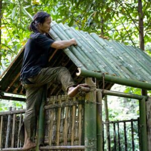 JUNGLE MAN Building Shelter - Build a bamboo stilt house with primitive technology