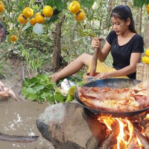 Fish braised spicy delicious and wild persimmon fruit - Survival cooking un jungle