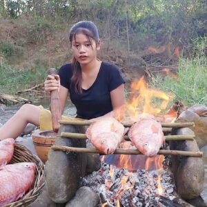 Adventure in forest: Catch fish in river & Fish grilled for dinner - Solo cooking in jungle