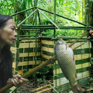 60 Days Building Shelter - JUNGLE MAN uses rudimentary knitting skills to create everyday items