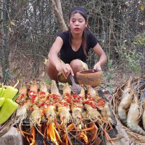 Yummy! Lobster grilled with salt chili & Fresh vegetable for dinner - Survival cooking in forest