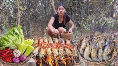Yummy! Lobster grilled with salt chili & Fresh vegetable for dinner - Survival cooking in forest