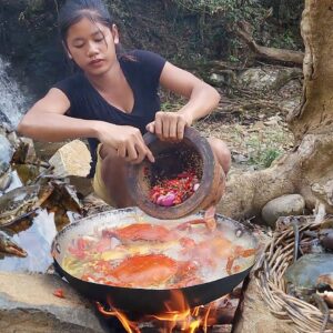 Adventure in forest: Cooking big crabs for dinner - Solo cooking in jungle