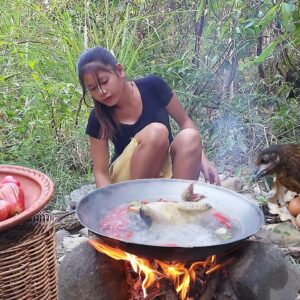 Adventure in forest: Chicken soup with spicy chili for survival food - Solo cooking