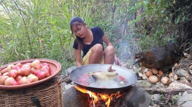 Adventure in forest: Chicken soup with spicy chili for survival food - Solo cooking