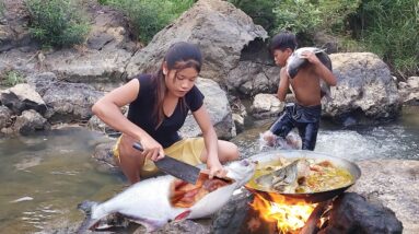 Survival skills: Big fish curry delicious for food and Natural red apple- Survival cooking in forest
