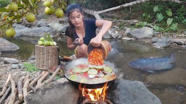 Survival skills: Wild guava fruit nature & Fish in river for food - Cooking fish spicy for dinner