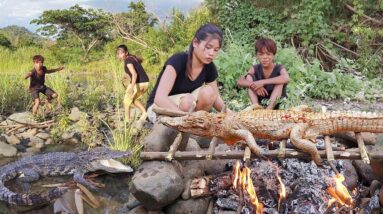 Coincidentally met a crocodile and catch for food in forest - Crocodile spicy roasted for dinner