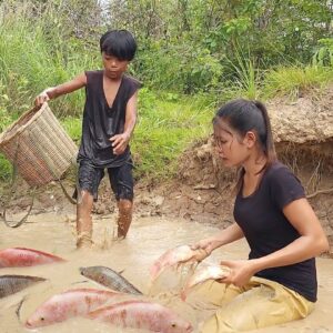 Survival skills: Catch and cook red fish for food in forest - Red fish soup spicy Eating delicious