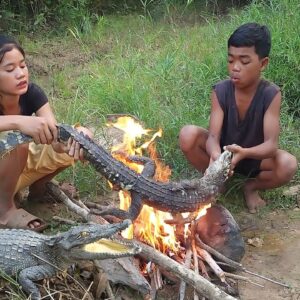 Survival skills Catch and cook Crocodile for food in jungle, Crocodile spicy grill so delicious food