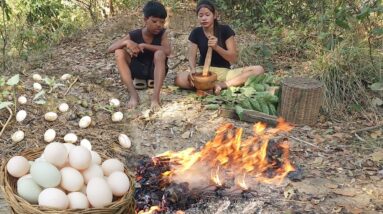 Survival skis: Egg burning underground for food in jungle, Survival cooking in forest