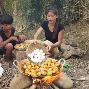 Pick duck egg and wild oranges for food in jungle - Cooking egg for dinner