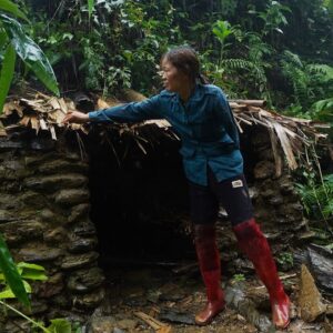 One-Armed Woman Survives Alone in the Rainforest- Solo Female Adventurer Lost Arm,Survives in forest