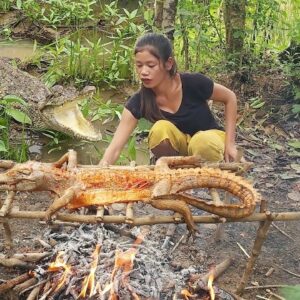 Survival in the rainforest, Catch Crocodile in the lake for jungle food, Crocodile roasted tasty