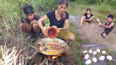 Survival in the forest, Catch fish & Pick egg for jungle food, Fish curry tasty with egg for dinner