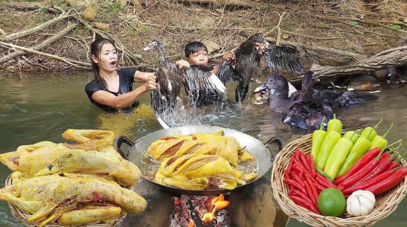 Catch duck for jungle food, Cooking duck for dinner, Survival in the rainforest