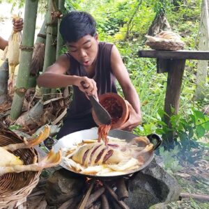 Spicy duck curry with bamboo shoot for lunch, Survival cooking